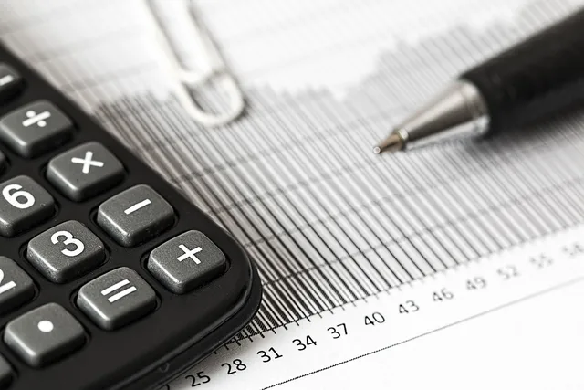 new year, calculator, calculation, insurance, finance, accounting, pen, investment, office, work, taxes, business, graphs, money, financial, tax, analysis, planning, return, income, economy, paperwork. Sådan sammenligner du virksomheder på nøgletal