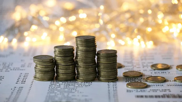money, cash, coins, payment, debt, shopping, buy, online, retail, euro, economy, taxes, debt, debt, debt, debt, debt, taxes, taxes. Sådan undgår du faldgruber ved virksomhedssammenligning